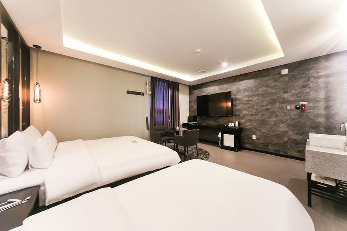 Imagen de la habitación del Hotel Le Idea. Foto 18