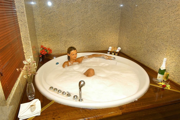 Imagen de la piscina del Hotel Le Jardin Resort Holiday Village. Foto 15