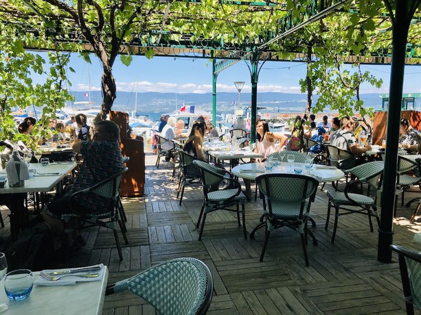 Imagen del bar/restaurante del Hotel Le Jules Verne. Foto 3