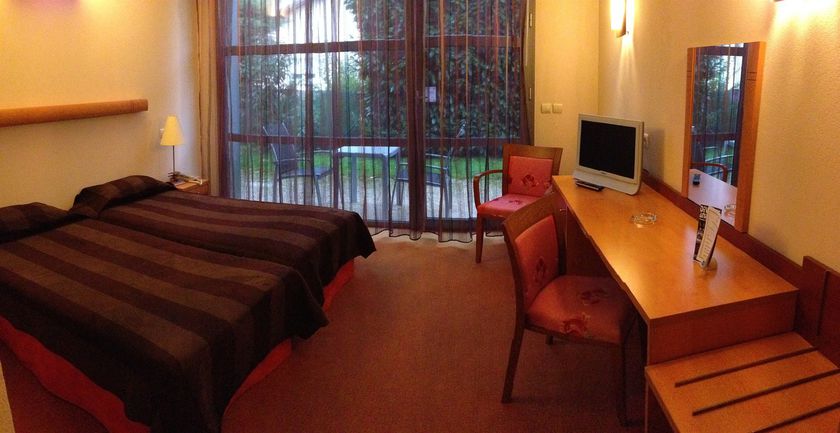 Imagen de la habitación del Hotel Le Jura. Foto 8