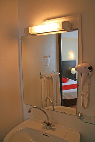 Imagen de la habitación del Hotel Le Keroman. Foto 10