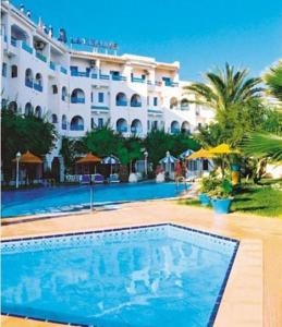Imagen de la piscina del Hotel Le Khalife. Foto 5