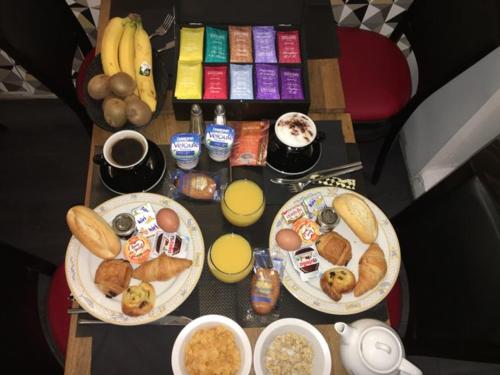 Imagen del bar/restaurante del Hotel Le Kleber, MONTREUIL-BAGNOLET. Foto 3