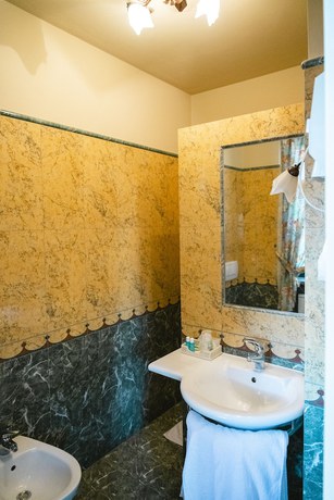 Imagen de la habitación del Hotel Le Lanterne. Foto 14