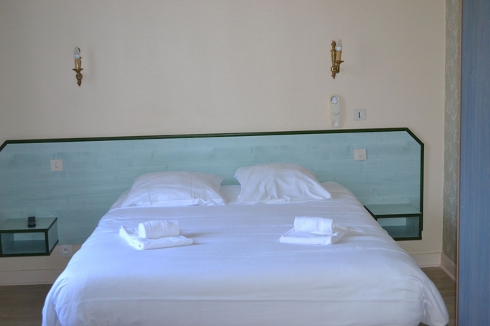 Imagen de la habitación del Hotel Le Lanthenay. Foto 11