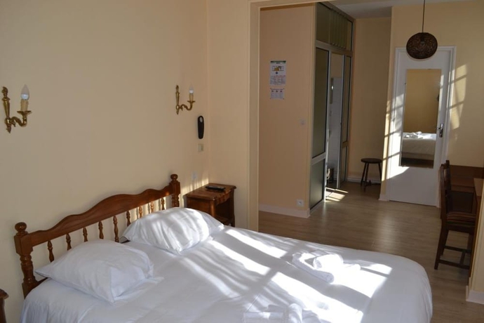 Imagen de la habitación del Hotel Le Lanthenay. Foto 13