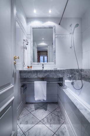 Imagen de la habitación del Hotel Le Lavoisier. Foto 13