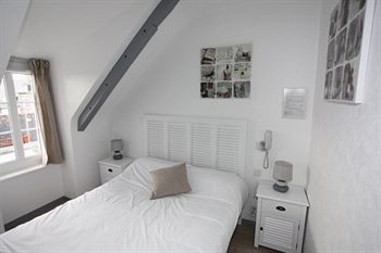 Imagen de la habitación del Hotel Le Lion D'or, Lamballe. Foto 9