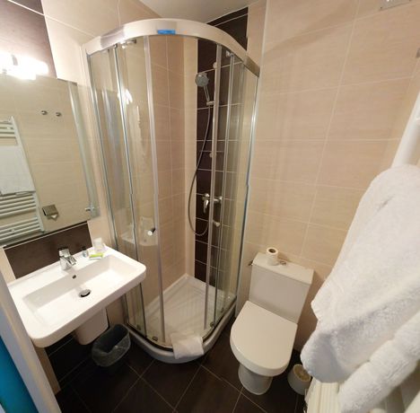 Imagen de la habitación del Hotel Le Lion D'or, Lamballe. Foto 14