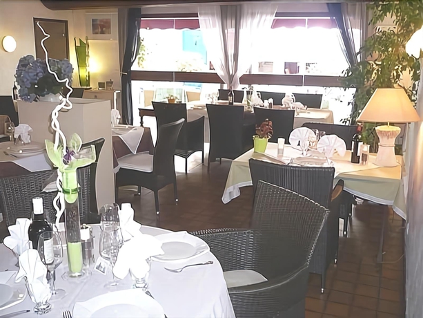 Imagen del bar/restaurante del Hotel Le Lion D'or, Marmande. Foto 2