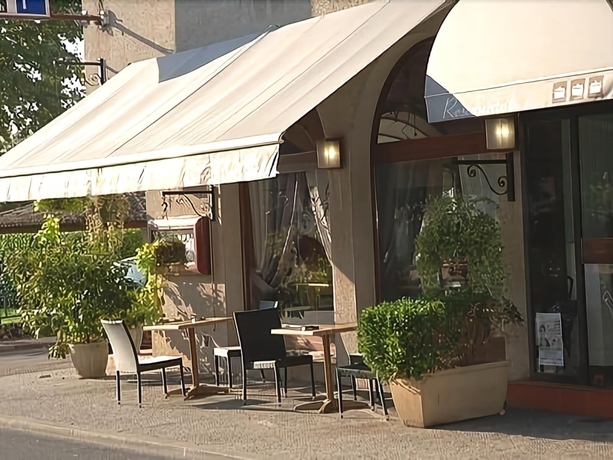 Imagen de los exteriores del Hotel Le Lion D'or, Marmande. Foto 9