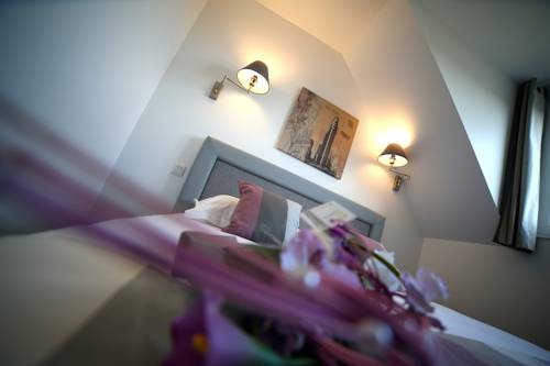 Imagen de la habitación del Hotel Le Lion D'or, Saint-Hilaire-du-Harcou&euml;t. Foto 6