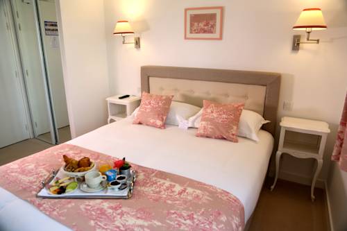 Imagen general del Hotel Le Lion D'or, Saint-Hilaire-du-Harcou&euml;t. Foto 2