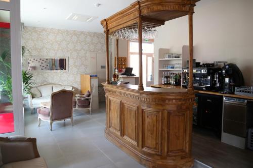 Imagen de los interiores del Hotel Le Lion D'or, Saint-Hilaire-du-Harcou&euml;t. Foto 14