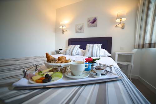 Imagen de la habitación del Hotel Le Lion D'or, Saint-Hilaire-du-Harcou&euml;t. Foto 10