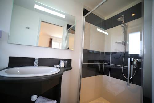 Imagen de la habitación del Hotel Le Lion D'or, Saint-Hilaire-du-Harcou&euml;t. Foto 13