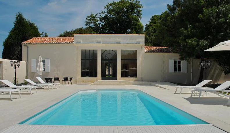 Imagen de la piscina del Hotel Le Logis Du P&eacute;r&eacute;, The Originals Collection (relais Du Silence). Foto 5