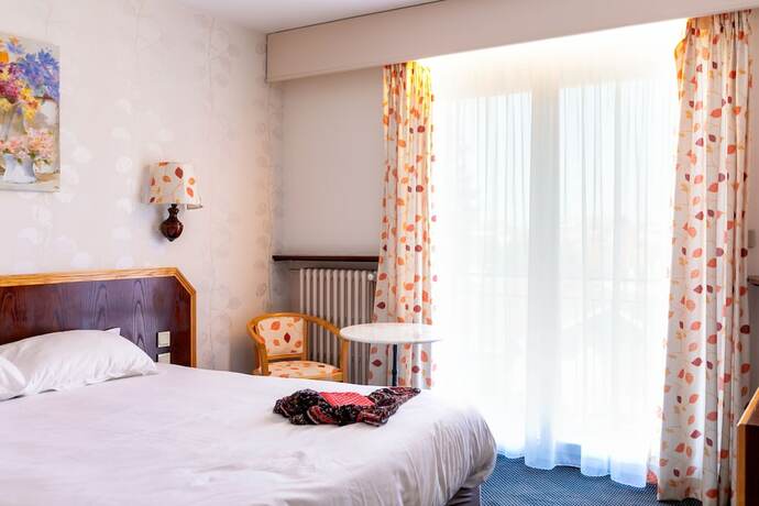 Imagen de la habitación del Hotel Le Logis de Brou. Foto 17