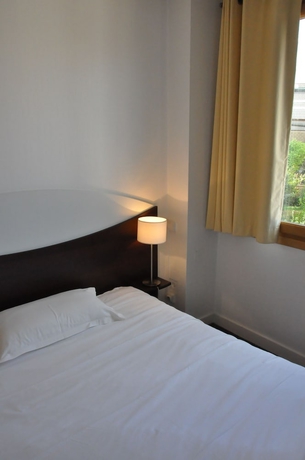 Imagen de la habitación del Hotel Le Lorient. Foto 2