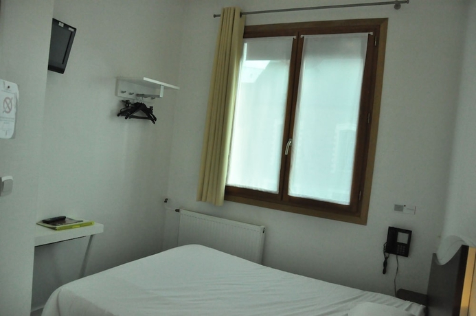 Imagen de la habitación del Hotel Le Lorient. Foto 6