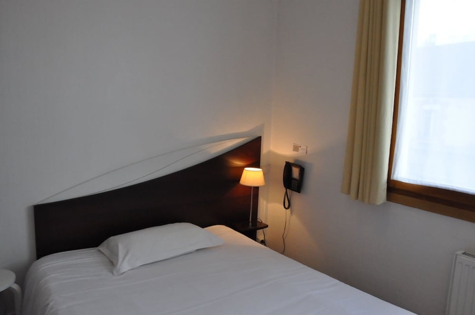 Imagen de la habitación del Hotel Le Lorient. Foto 9