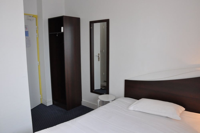 Imagen de la habitación del Hotel Le Lorient. Foto 10