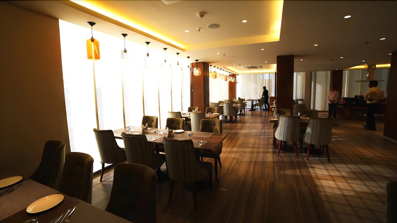 Imagen del bar/restaurante del Hotel Le Lotus Grand Varanasi. Foto 2