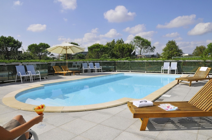 Imagen de la piscina del Hotel Le M & Spa by Hôtels & Préférence. Foto 19