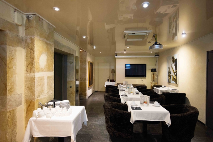 Imagen del bar/restaurante del Hotel Le Manoir Des Ducs. Foto 2