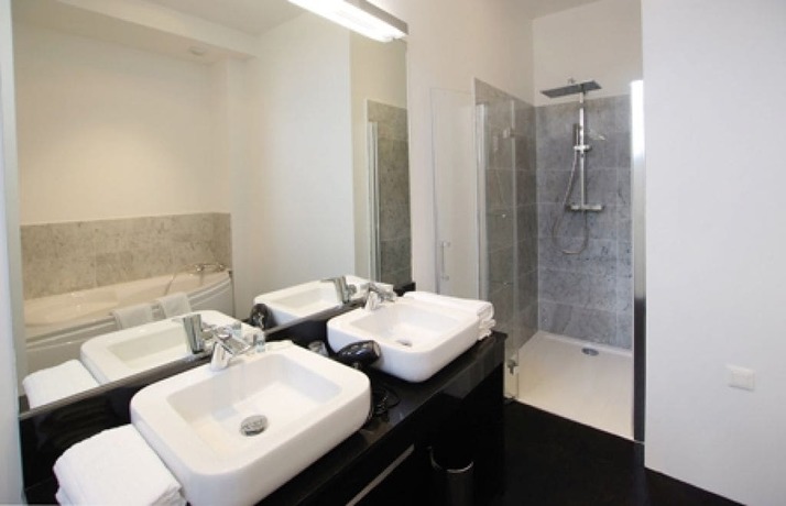 Imagen de la habitación del Hotel Le Manoir, LA ROCHELLE. Foto 9