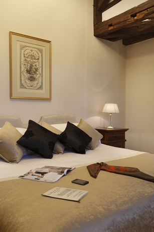 Imagen de la habitación del Hotel Le Manoir Les Minimes. Foto 17