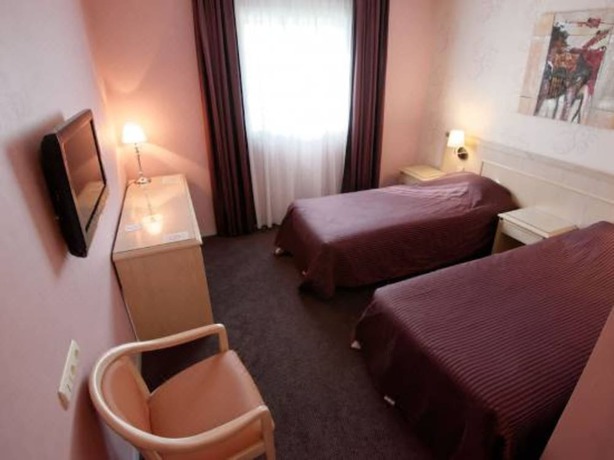 Imagen de la habitación del Hotel Le Manoir, Orchies. Foto 12