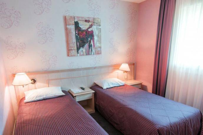 Imagen de la habitación del Hotel Le Manoir, Orchies. Foto 18