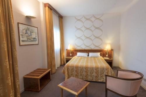 Imagen de la habitación del Hotel Le Manoir, Orchies. Foto 9