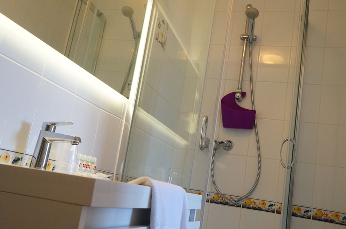 Imagen de la habitación del Hotel Le Marina. Foto 5