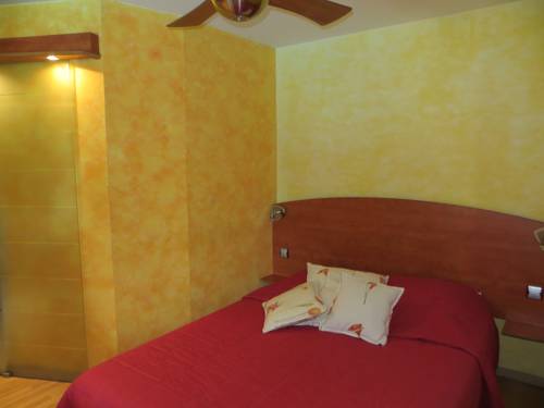 Imagen de la habitación del Hotel Le Mas De La Frigoulette. Foto 4