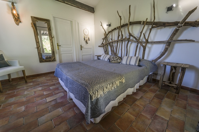 Imagen de la habitación del Hotel Le Mas de Calabrun. Foto 8