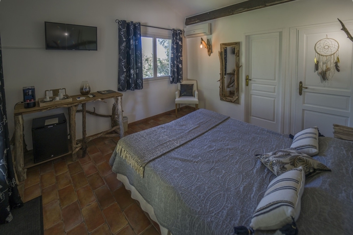 Imagen de la habitación del Hotel Le Mas de Calabrun. Foto 9