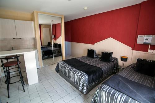 Imagen de la habitación del Hotel Le Médicis, Roussillon-en-Isere. Foto 9