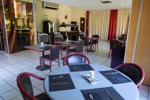 Imagen de la habitación del Hotel Le Médicis, Roussillon-en-Isere. Foto 10