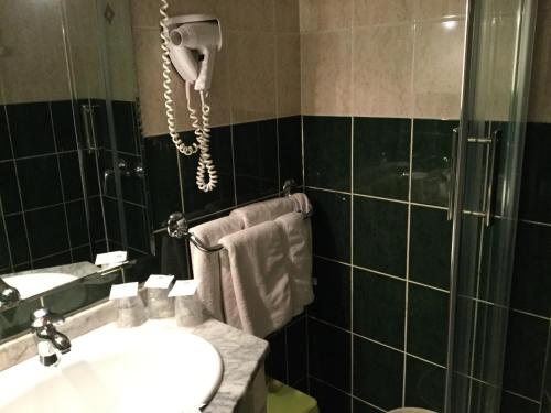 Imagen de la habitación del Hotel Le M&eacute;dit&eacute;rran&eacute;e, Saintes Maries de la Mer. Foto 5