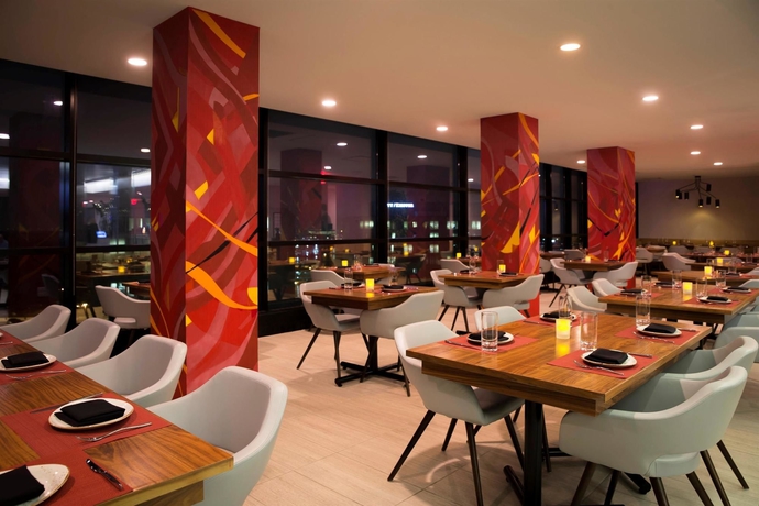 Imagen del bar/restaurante del Hotel Le M&eacute;ridien Chicago - Oakbrook Center. Foto 2