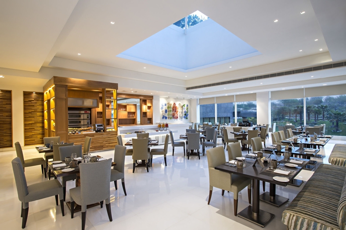 Imagen del bar/restaurante del Hotel Le Méridien Gurgaon, Delhi Ncr. Foto 5