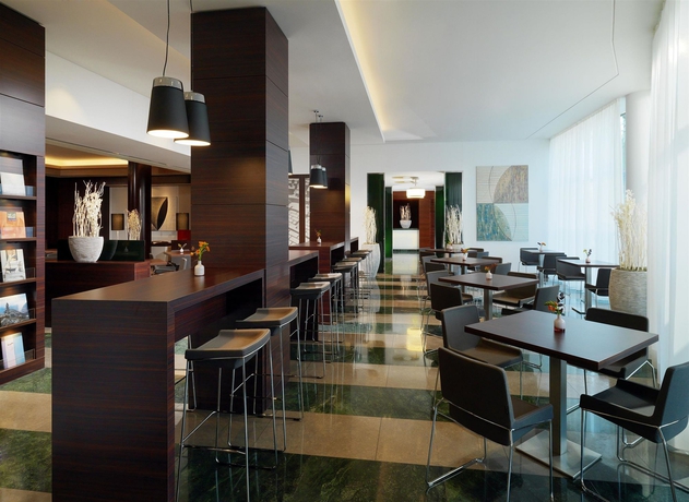 Imagen del bar/restaurante del Hotel Le Méridien Hamburg. Foto 2