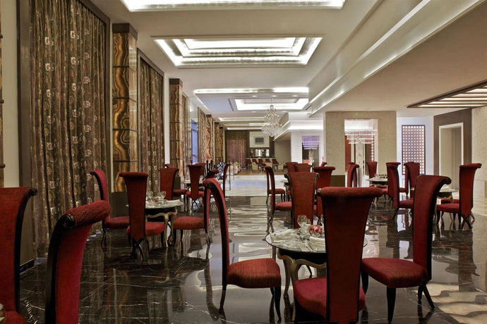 Imagen del bar/restaurante del Hotel Le Méridien Jaipur Resort and Spa. Foto 2