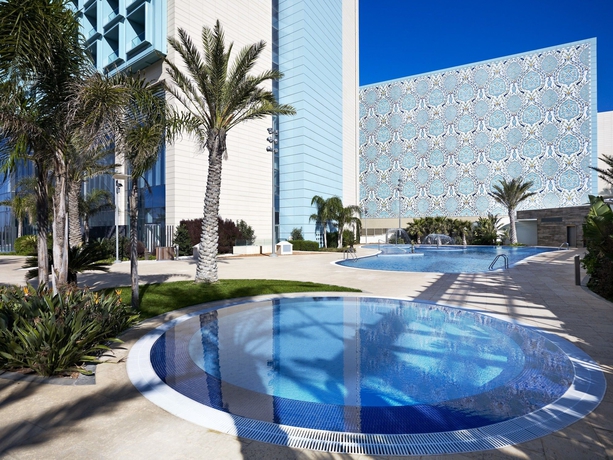 Imagen de la piscina del Hotel Le Méridien Oran and Convention Centre. Foto 14