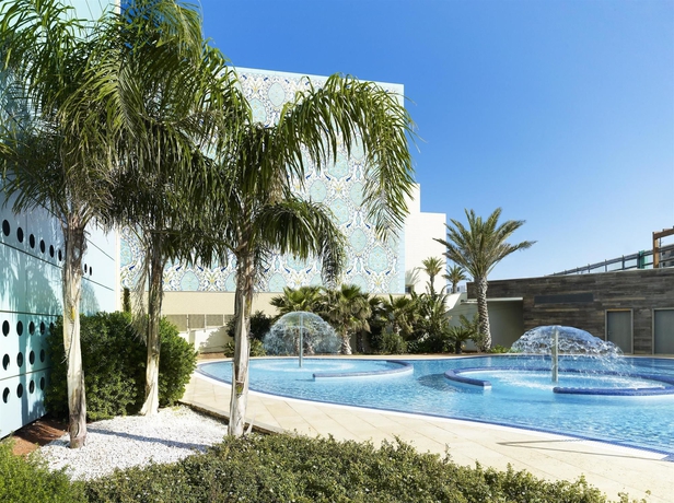 Imagen de la piscina del Hotel Le Méridien Oran and Convention Centre. Foto 15