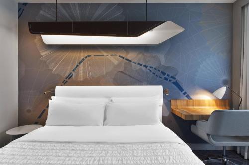 Imagen de la habitación del Hotel Le Méridien Paris Arc De Triomphe. Foto 2