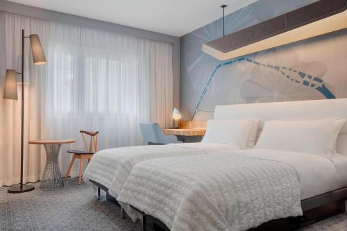 Imagen de la habitación del Hotel Le Méridien Paris Arc De Triomphe. Foto 3