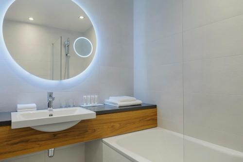 Imagen de la habitación del Hotel Le Méridien Paris Arc De Triomphe. Foto 4